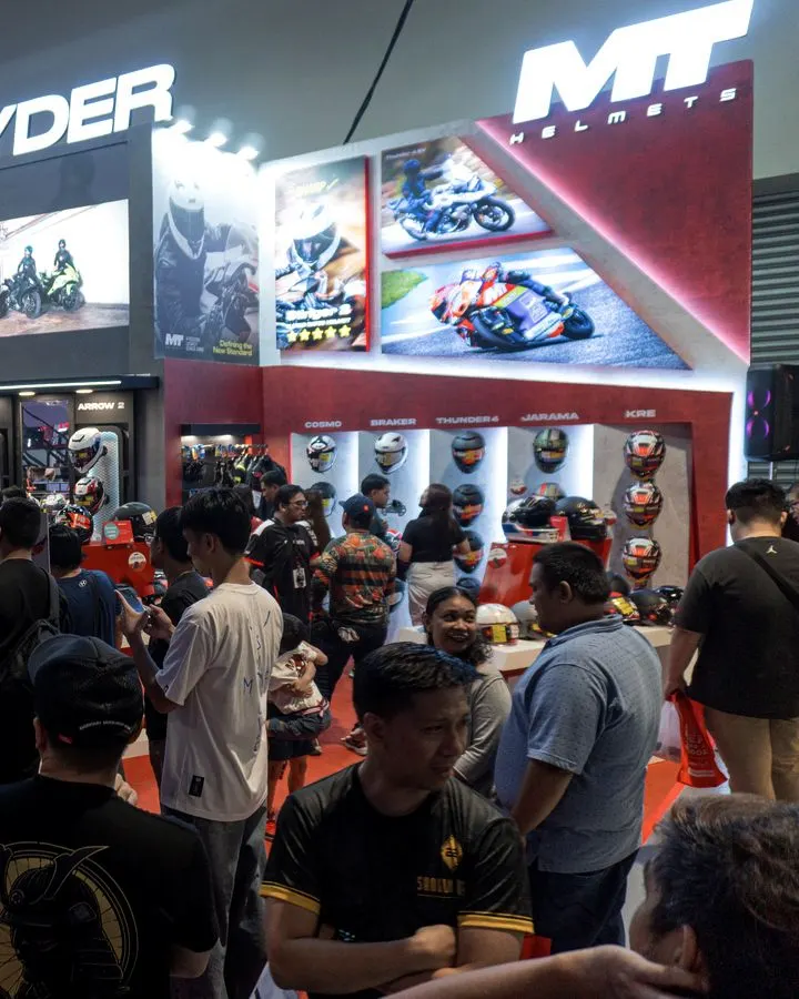 Crowds at the Spyder and MT Helmets booth