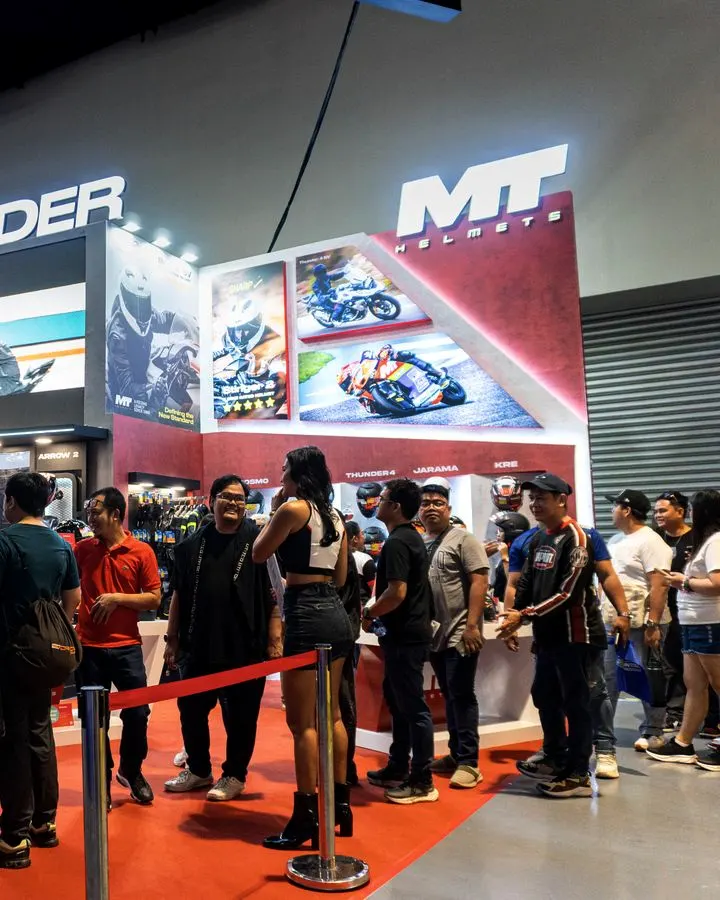 The queue at the Spyder and MT booth